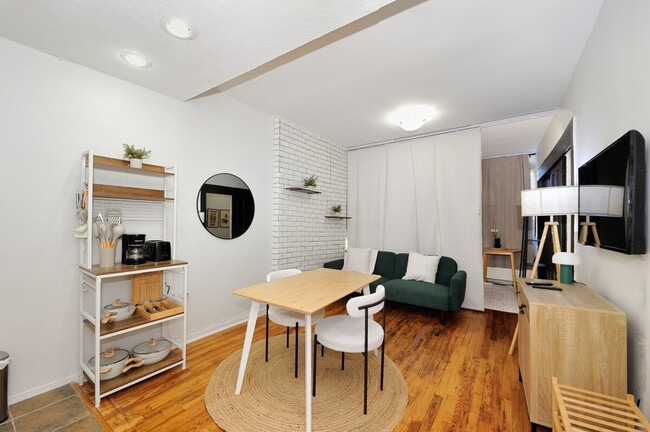 Building Photo - 388 W 38th St