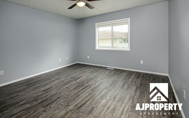 Building Photo - 4 Bedroom 2 bathroom near Memorial middle ...
