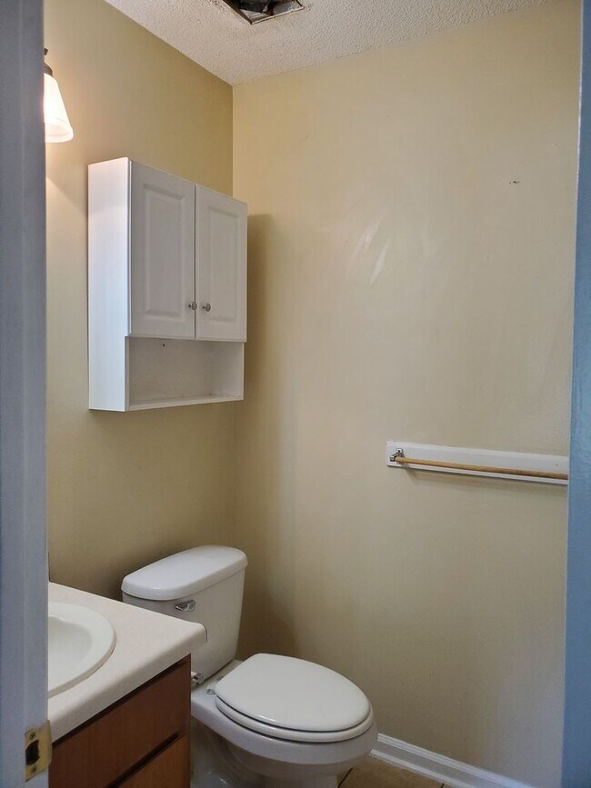 Building Photo - 709 Macey St