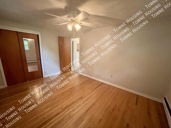 Building Photo - 493 Northfield Dr