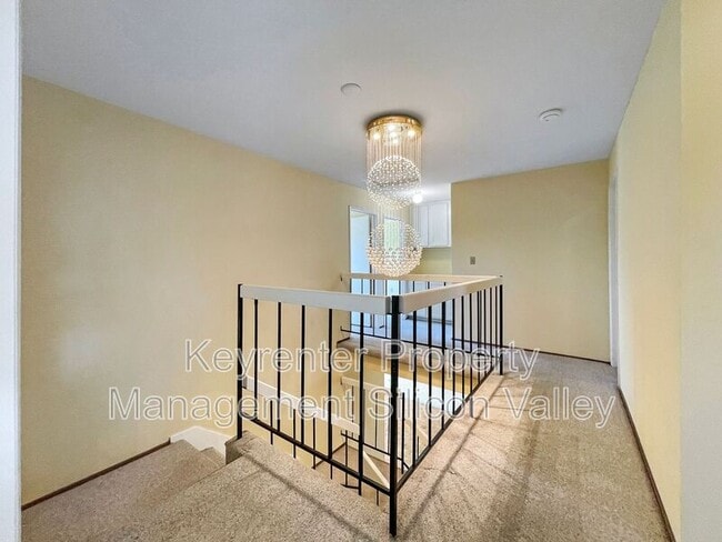 Building Photo - 1293 Knollview Dr