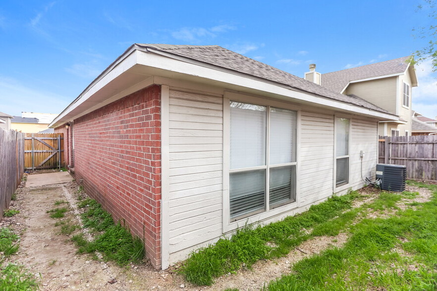 Building Photo - 822 Astaire Ave