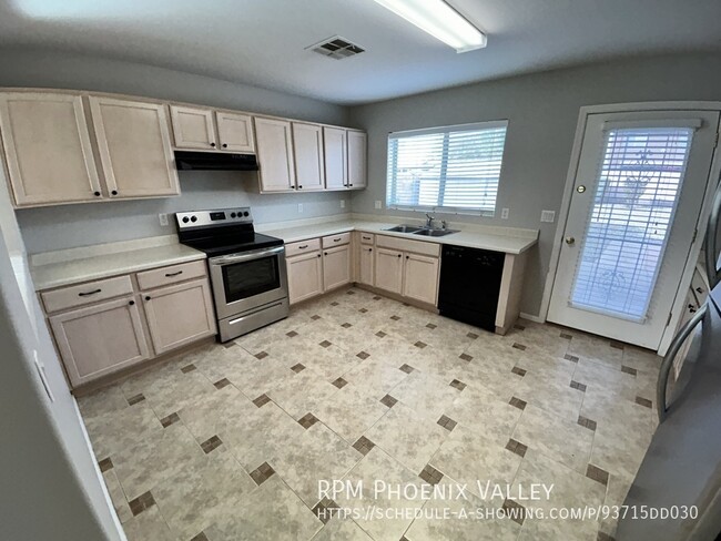 Building Photo - 3 bed/ 2bath Goodyear Home with All new Pa...