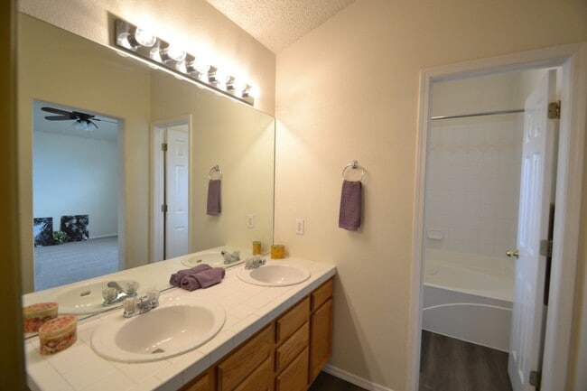 Building Photo - 815 Riverview Ln