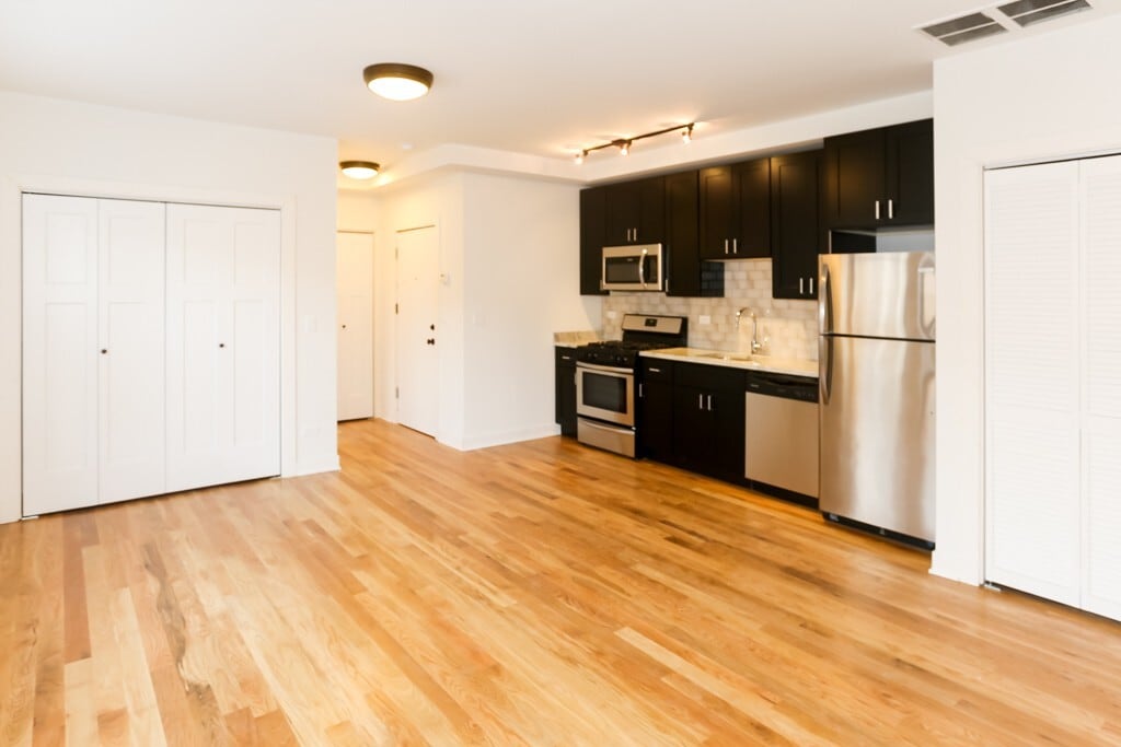 Building Photo - 2015 W Eastwood Ave