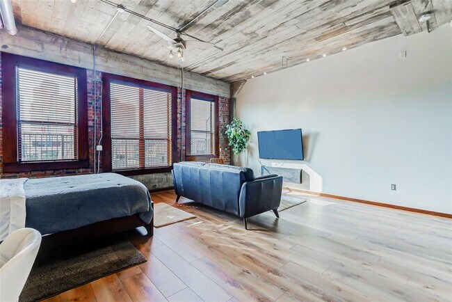 Building Photo - 2205 McKinney St
