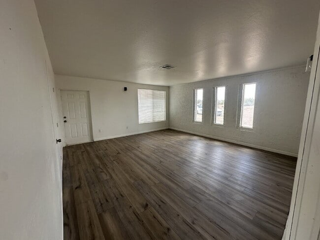 Building Photo - 5431 N Lakeshore Dr