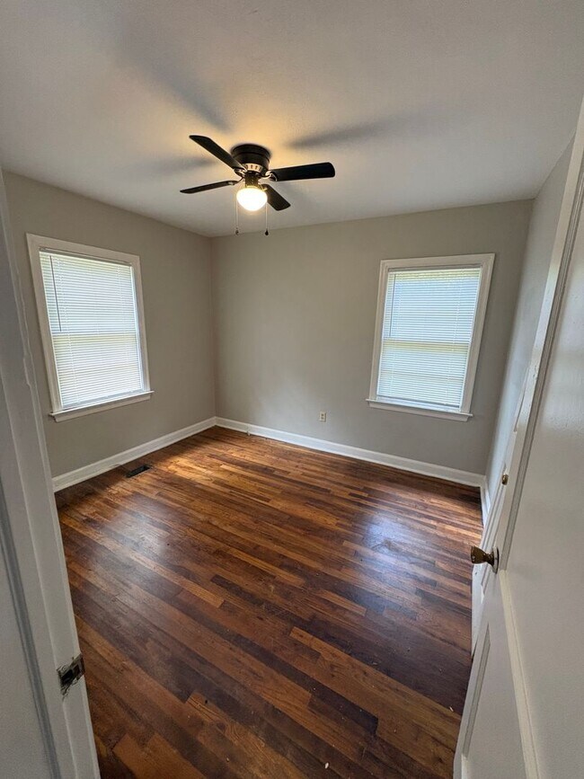 Building Photo - 3 Bedroom 1 Bath