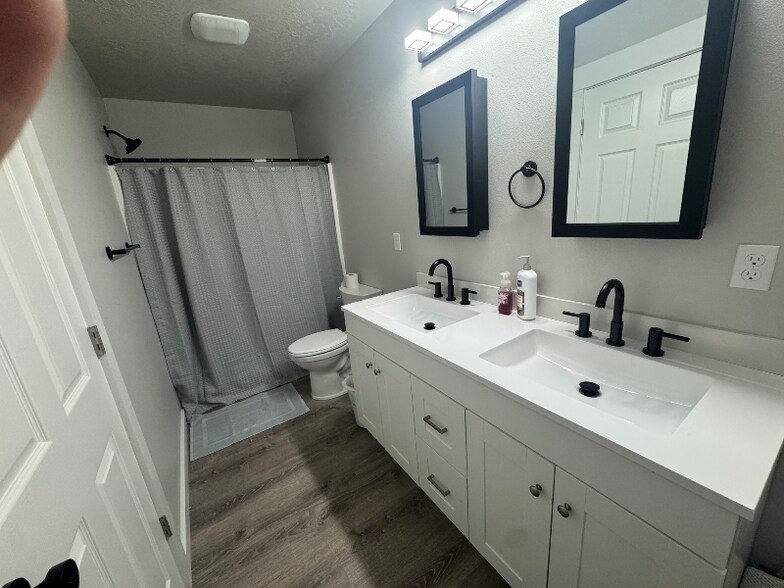 Building Photo - 427 SE Inlet Ave