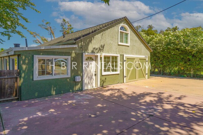 Building Photo - Charming house and Casita - 5-Bedroom Have...