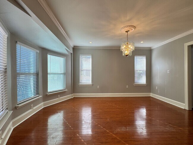 Building Photo - 627 W 2nd St