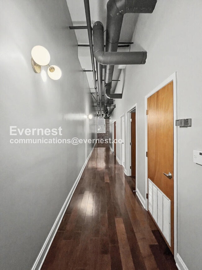 Building Photo - 2 Bed/2 Bath Condo with Modern Amenities / Pet-Friendly / Available Now!