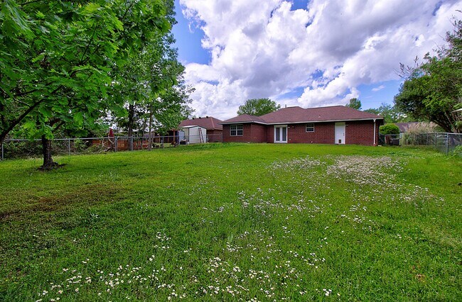 Building Photo - 815 Sagewood Dr