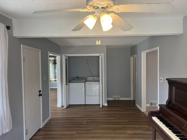 Building Photo - Updated Single Family Ranch Home with Fenc...