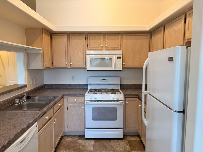 Building Photo - 9800 E Lakeshore Dr