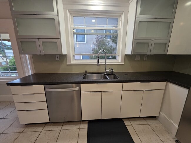 Building Photo - 175 Vasquez Ave