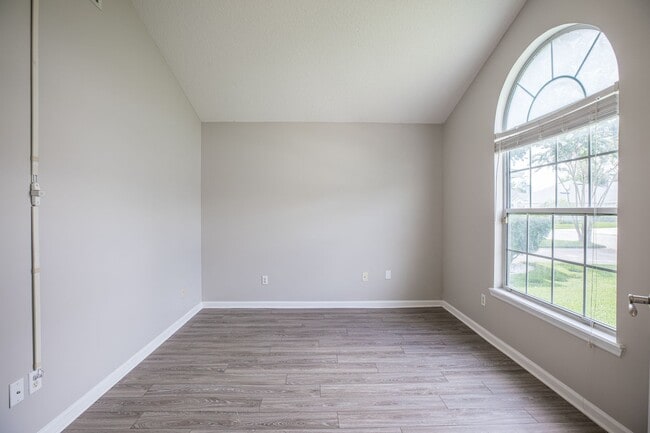 Building Photo - Stunning home in desirable neighborhood