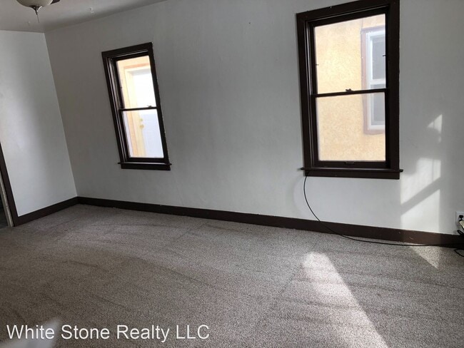 Building Photo - 2 br, 1 bath House - 911 W. Maple St. #2