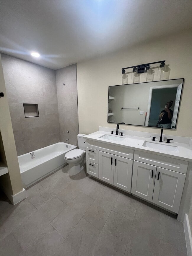 Building Photo - 5735 Kenilwood Dr