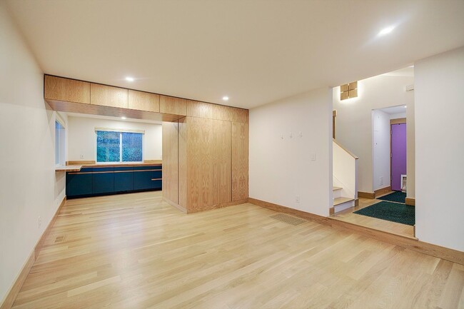 Building Photo - 3Bd/2.25Ba North Bend House