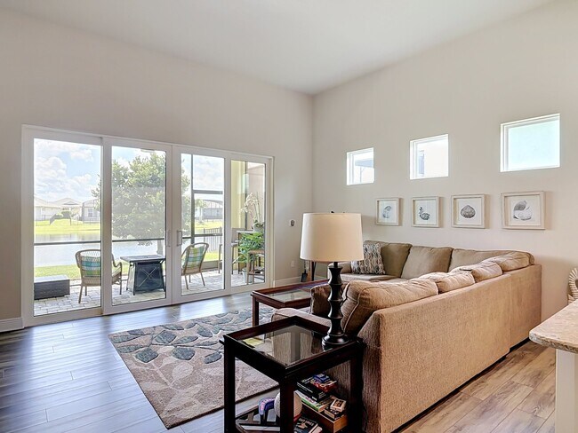 Building Photo - 3008 King Palm Dr