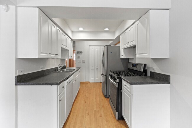 Building Photo - 2112 W Armitage Ave