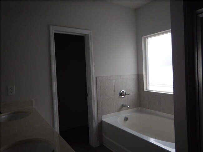 Building Photo - 720 Country Ridge Dr