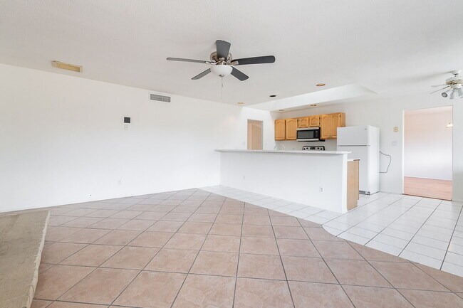 Building Photo - 2543 E Huntington Dr