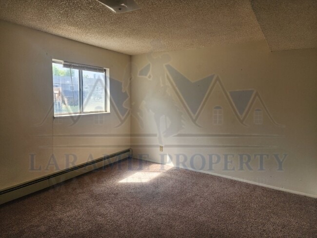 Building Photo - 2 Bed 1 1/2 Bath Townhouse Style Apartment