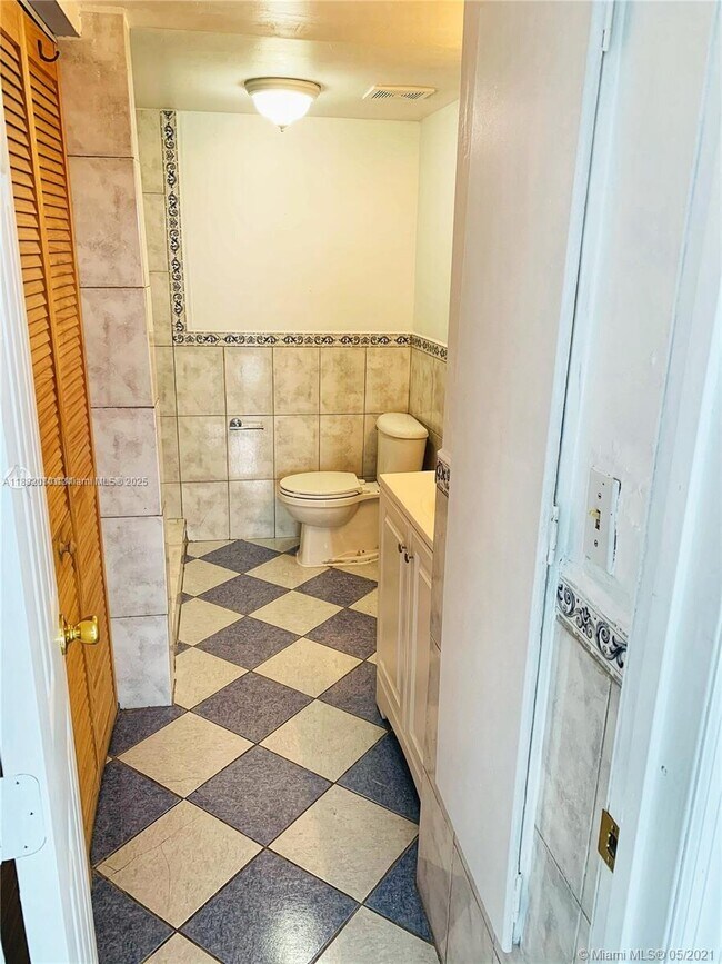 Building Photo - 1325 W 68th St