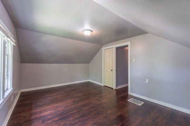 Building Photo - 2 Bed Home in the Heart of Whitefish Bay