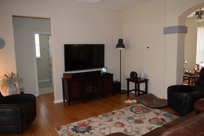 Building Photo - PRISTINE 3/2 one story home in Errol Estates!