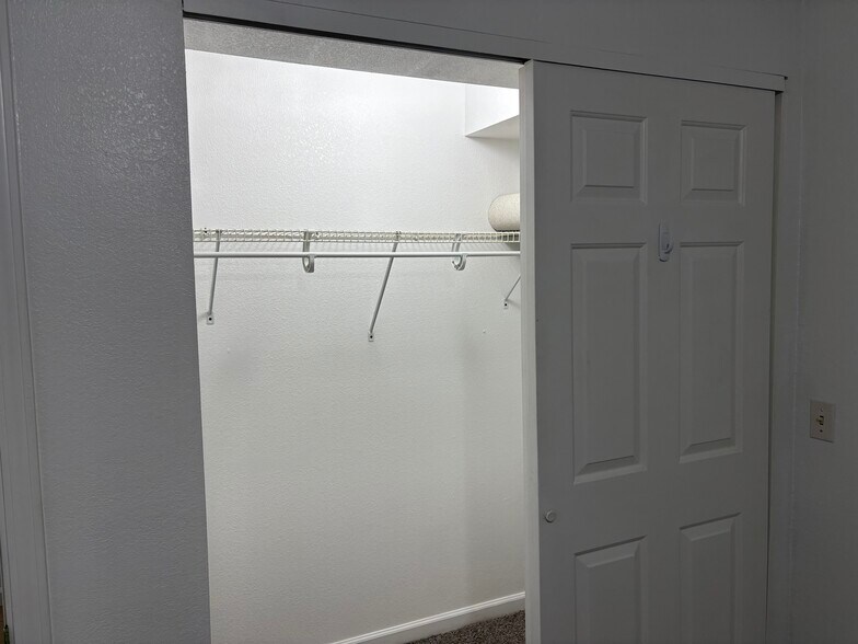 Building Photo - 2370 Old River Rd