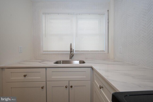 Building Photo - 717 Miller St