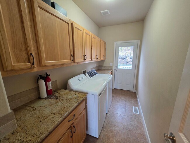 Building Photo - Wonderful Duplex in Eagle Ridge