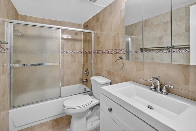 Building Photo - 10000 NW 80th Ct