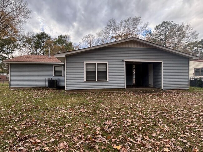 Building Photo - 2860 Charleston Dr