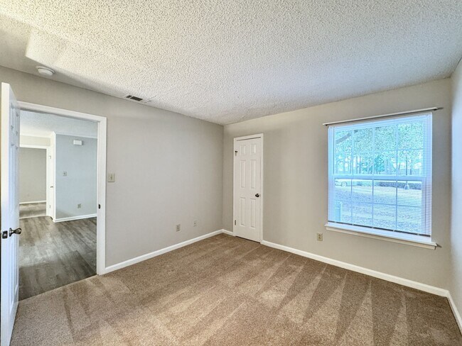 Building Photo - Updated 1st Floor/1-Level Condo Available ...
