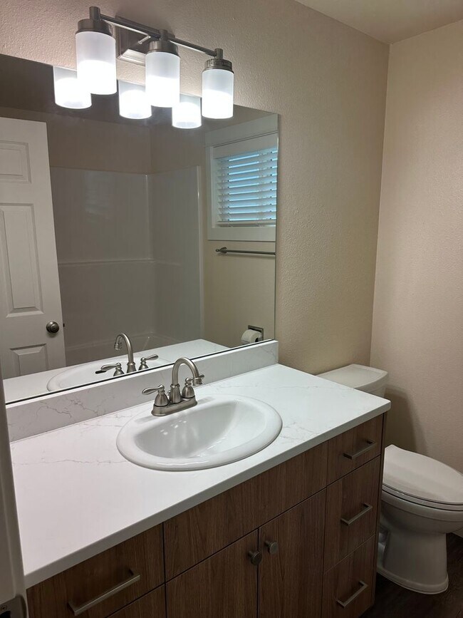 Building Photo - Beautifully updated 3 bedroom 1.5 bath dup...