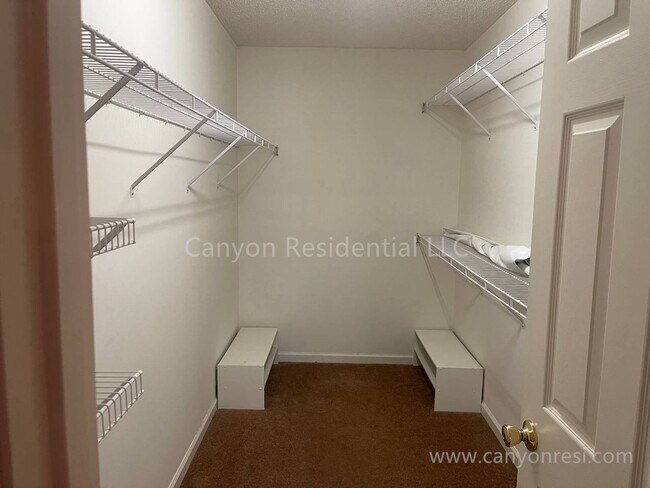 Building Photo - Beautiful 3b2b, ready to move in!