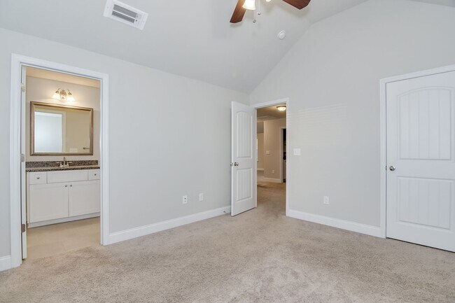 Building Photo - Large House in Grovetown!