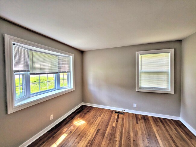 Building Photo - Two Bedroom Townhouse