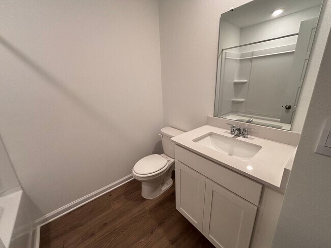 Building Photo - Never-Lived-In 3BR/2.5BA Townhome! Screened Lanai & Pond View!