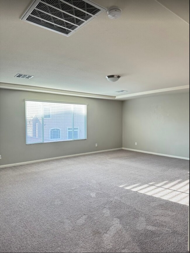 Building Photo - Large Stunning 5 Bedroom Home in the South...