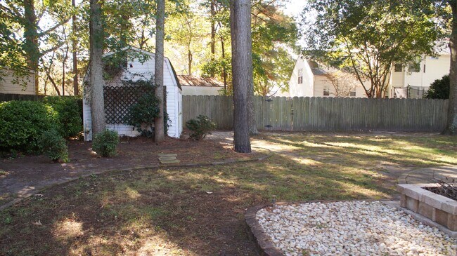 Building Photo - 1221 Clearwater Ln