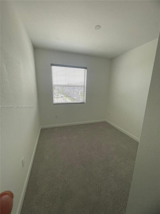 Building Photo - 204 SE 10th St