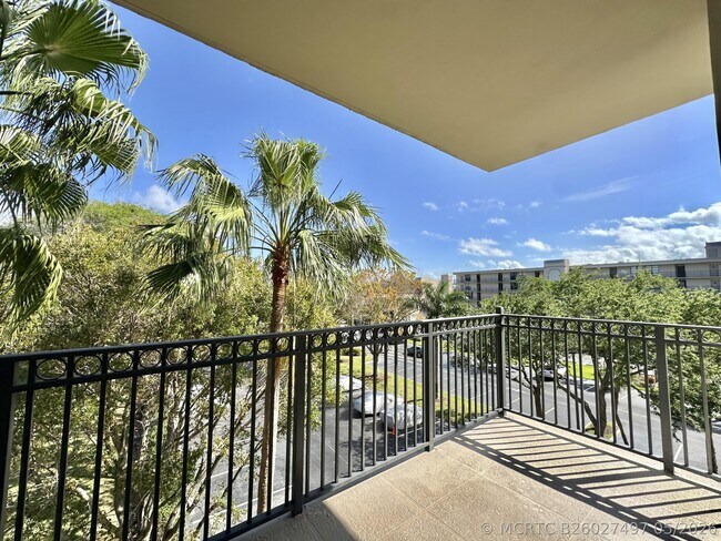 Building Photo - 27 Royal Palm Way