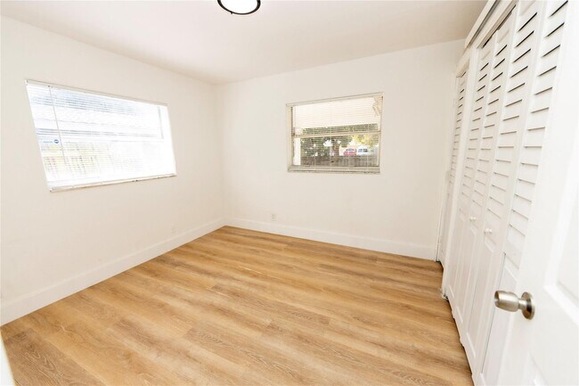 Building Photo - 2510 NE 3rd Ave