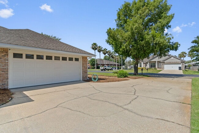 Building Photo - 374 S Shore Dr