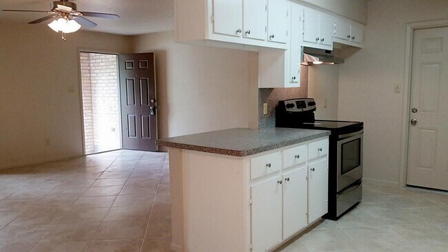 Building Photo - 240 N Forest Dr